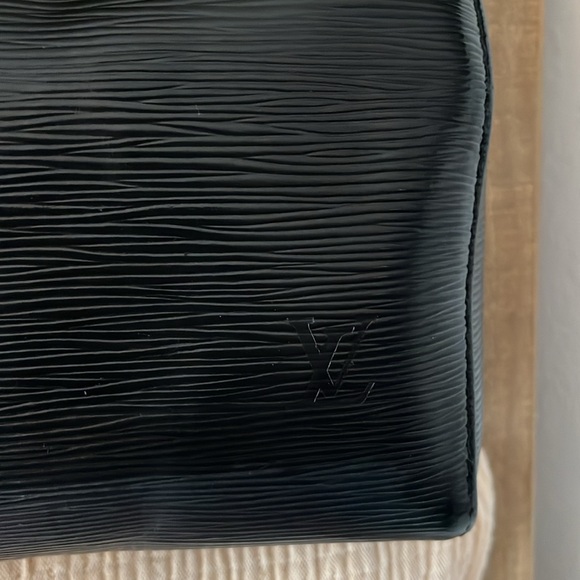 Authentic LV Epi Speedy 25 - Picture 6 of 15